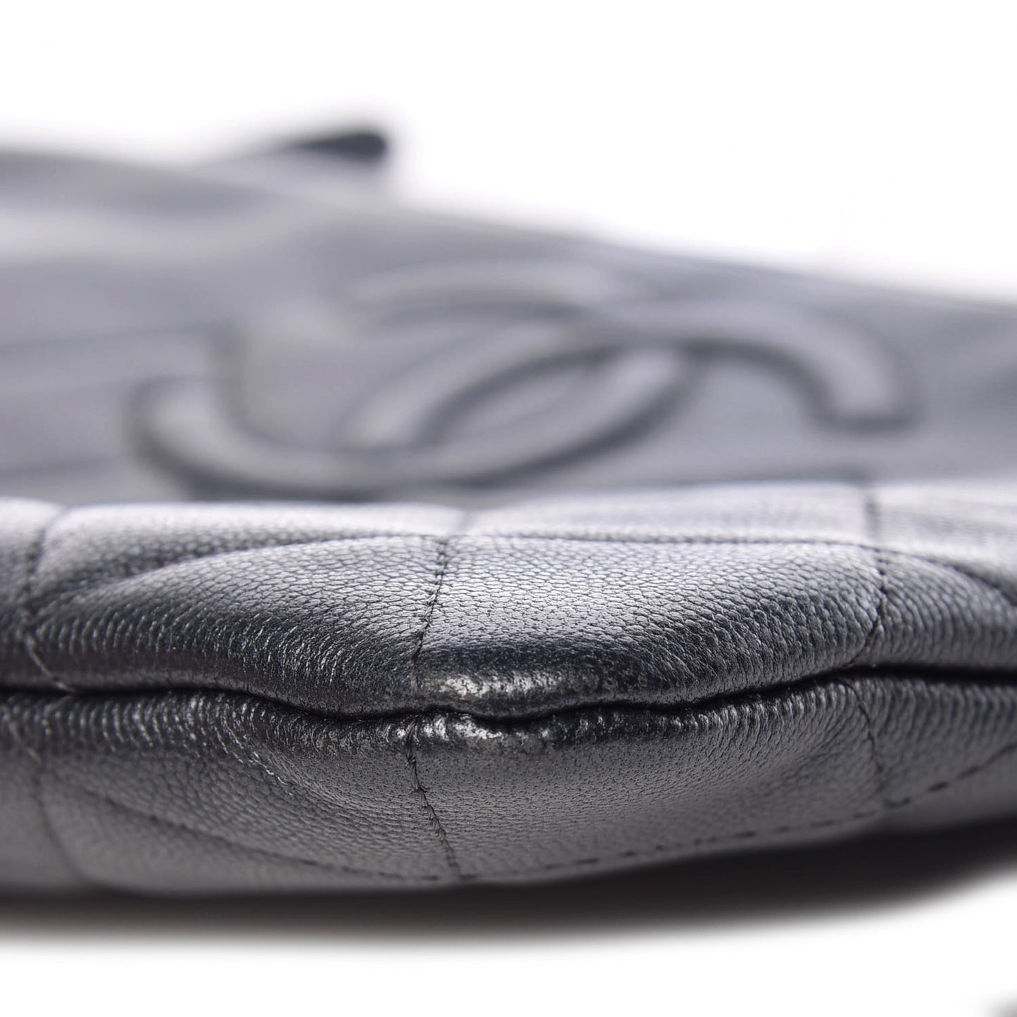 Metallic Caviar Quilted Medium Maxi CC Cosmetic Case Black