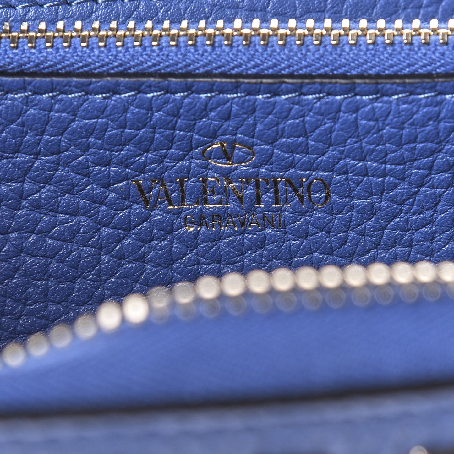 Pebbled Calfskin Rockstud Zip Around Wallet Baltique