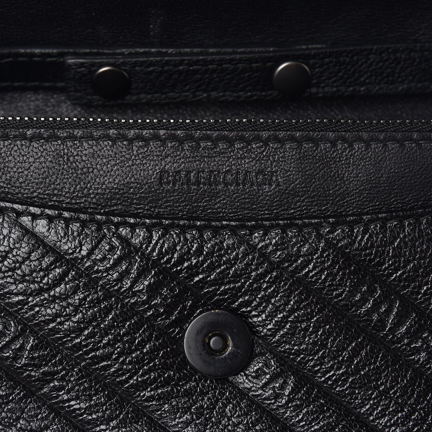 Shiny Goatskin Logo Embossed Monochrome BB Wallet On Chain Black