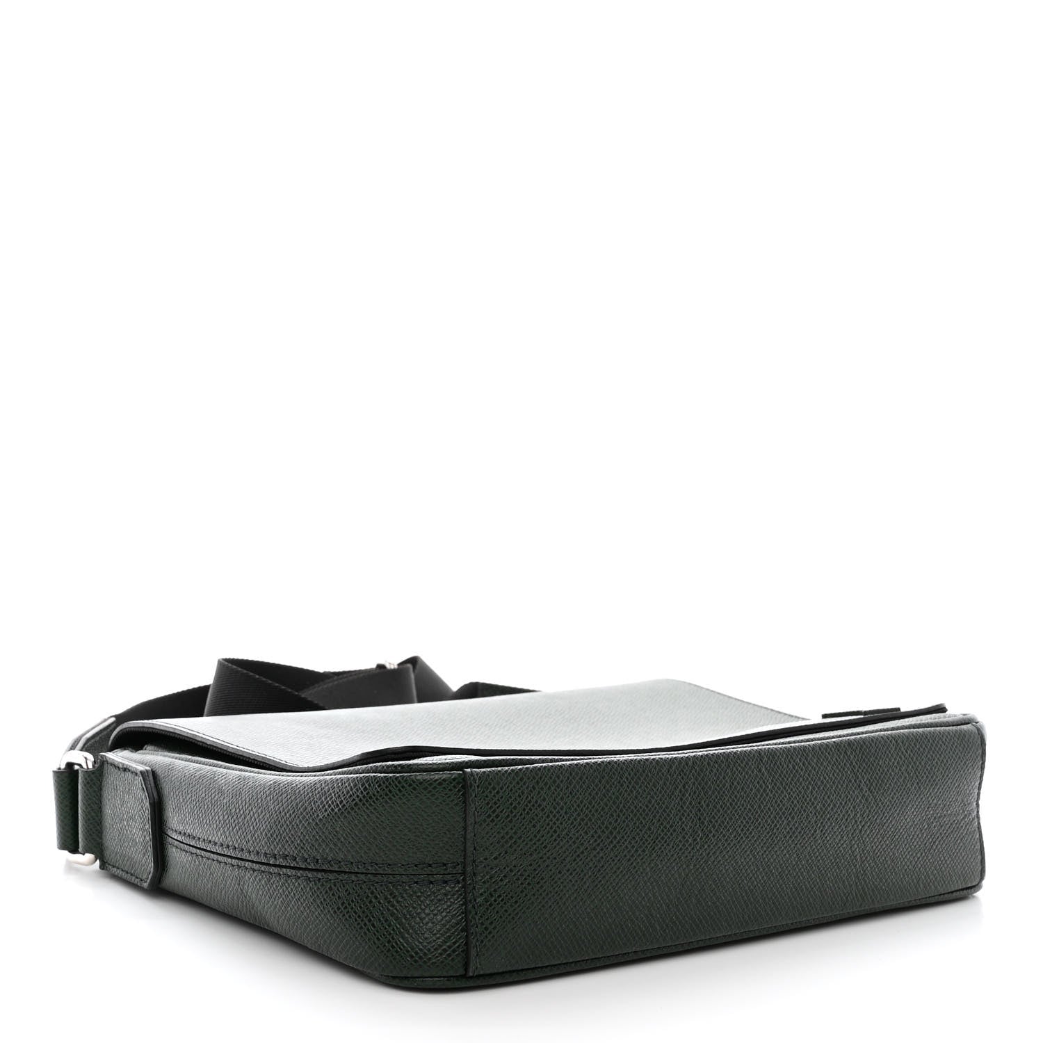 Louis Vuitton Taiga District PM Epicea 4 of 10