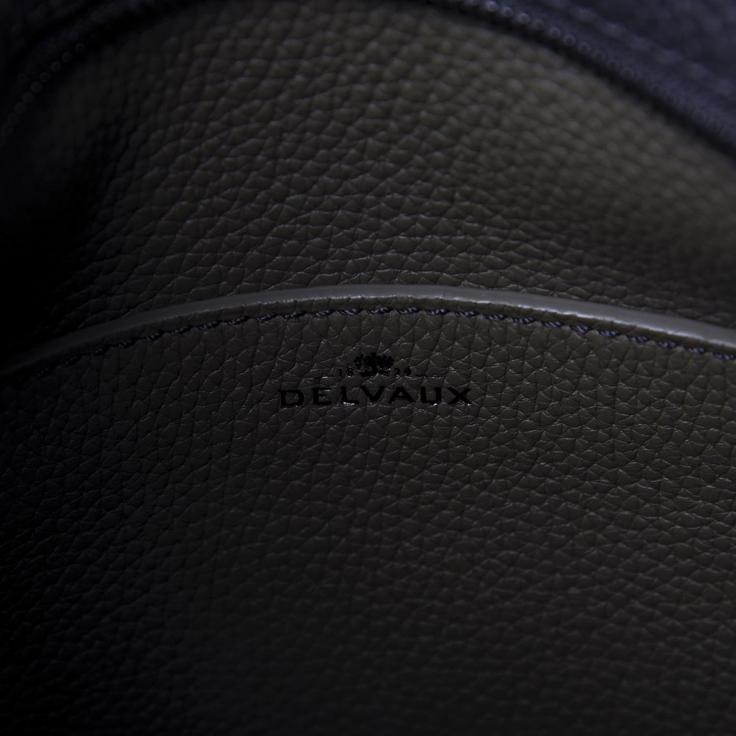 Taurillon Pin Daily Surpique Bucket Black Kaki