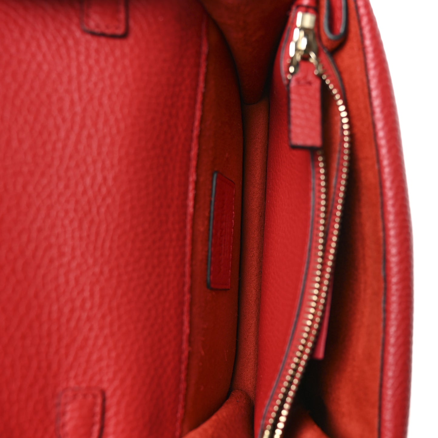 Pebbled Calfskin Rockstud Wallet on Chain Rouge Pur