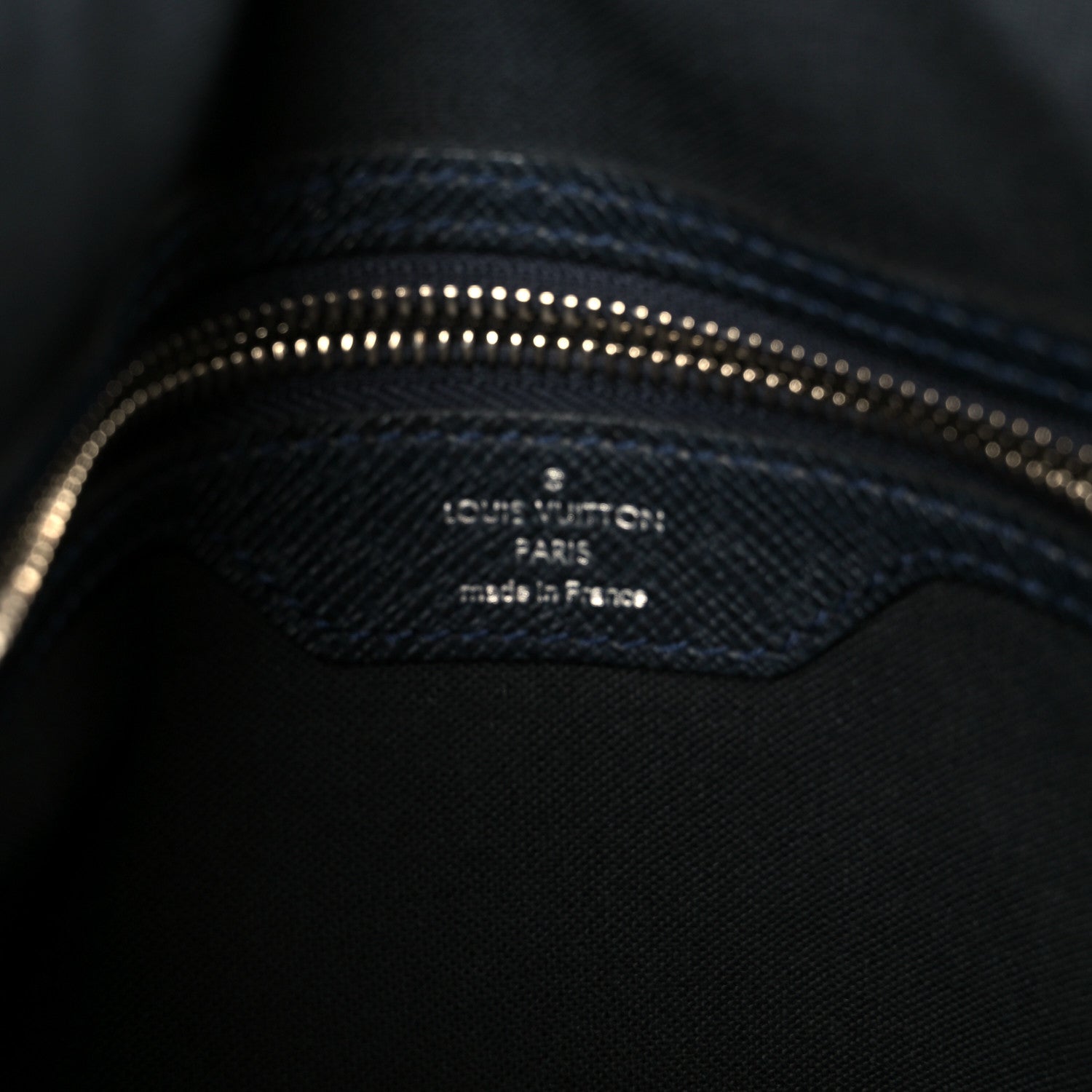 Louis Vuitton Taiga Roman MM Messenger Bleu Marine 6 of 10