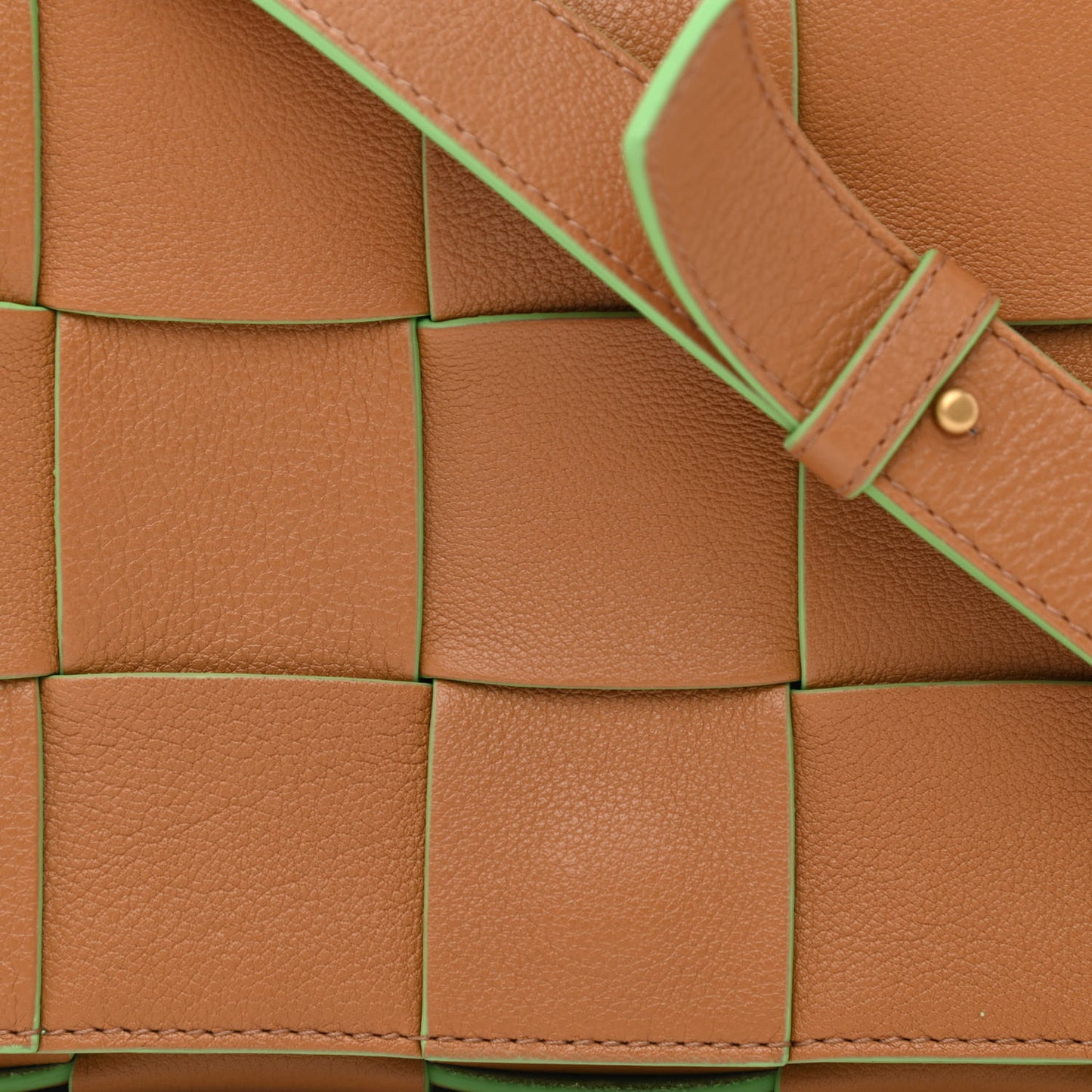 Buffalo Maxi Intrecciato Cassette Bicolor Crossbody Bag Caramel Pistachio