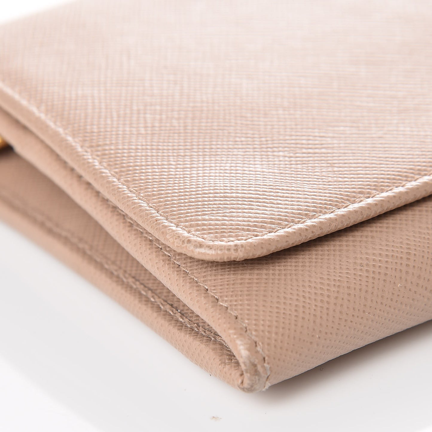 Saffiano Metal Oro Chain Wallet Cammeo