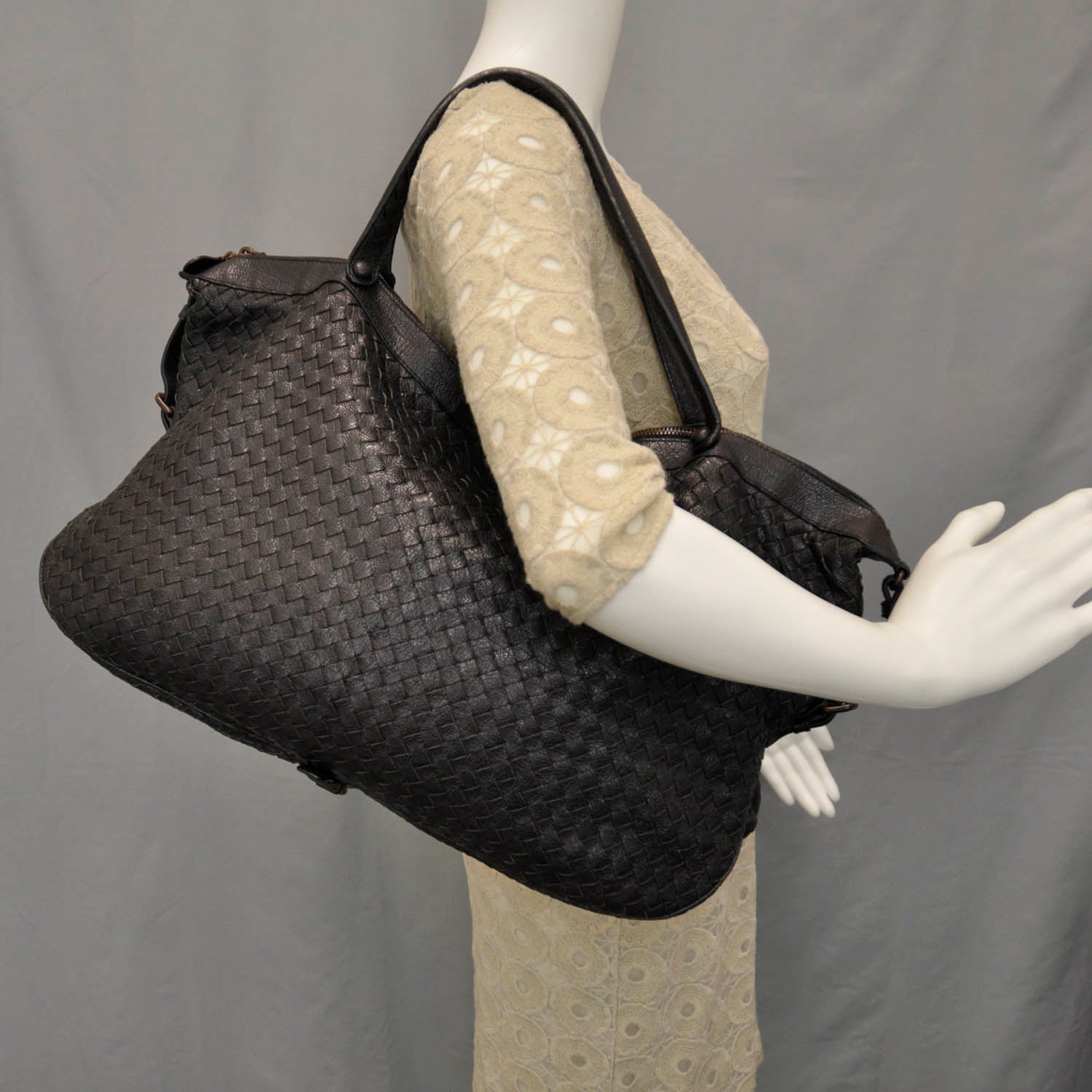 Bottega Veneta Woven Goatskin Matita East West Belly Bag Nero 2 of 7