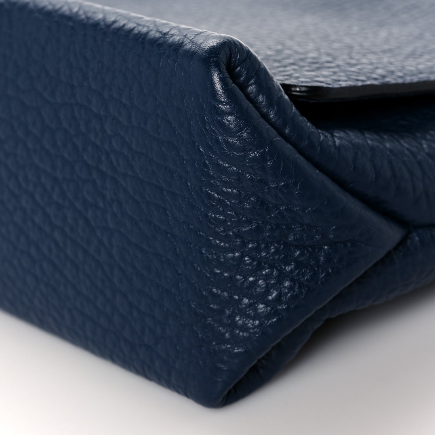 Signature Grain Large Mildenhall Shoulder Bag Blue Carbon