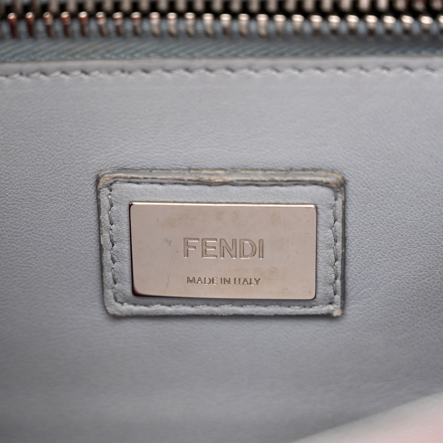 Vitello Seta Shiny Nappa Medium Peekaboo Iconic Satchel Ribes Azzurro Polvere
