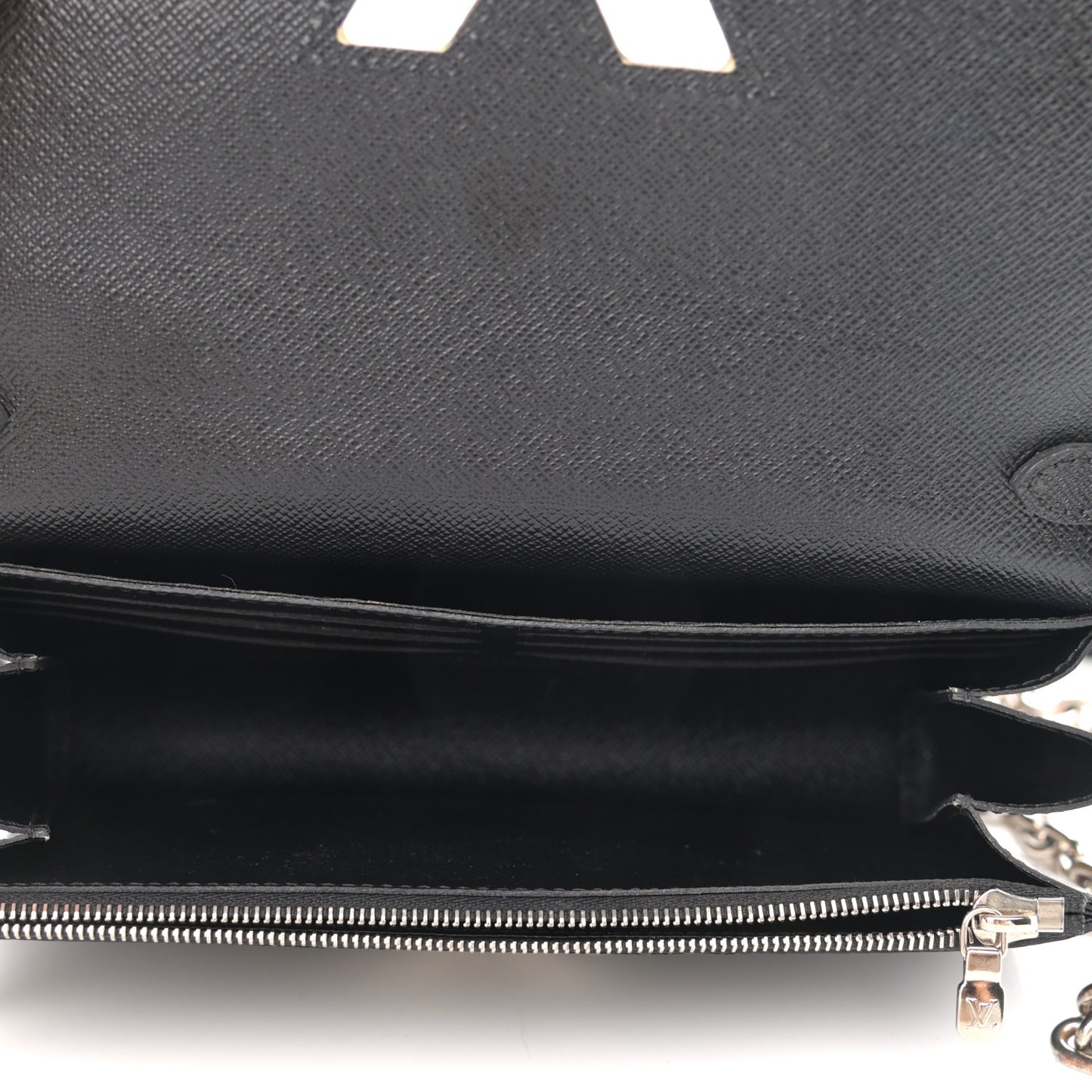 Epi World Tour Twist Chain Wallet Black