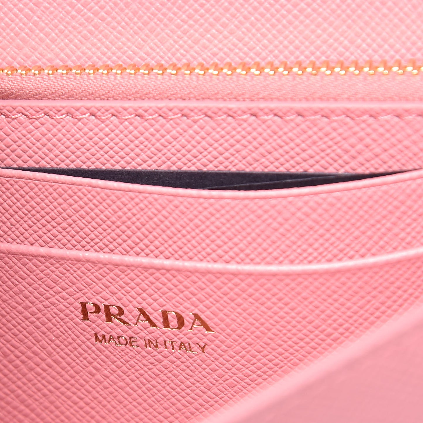 Saffiano Shine Monochrome Chain Wallet Petalo