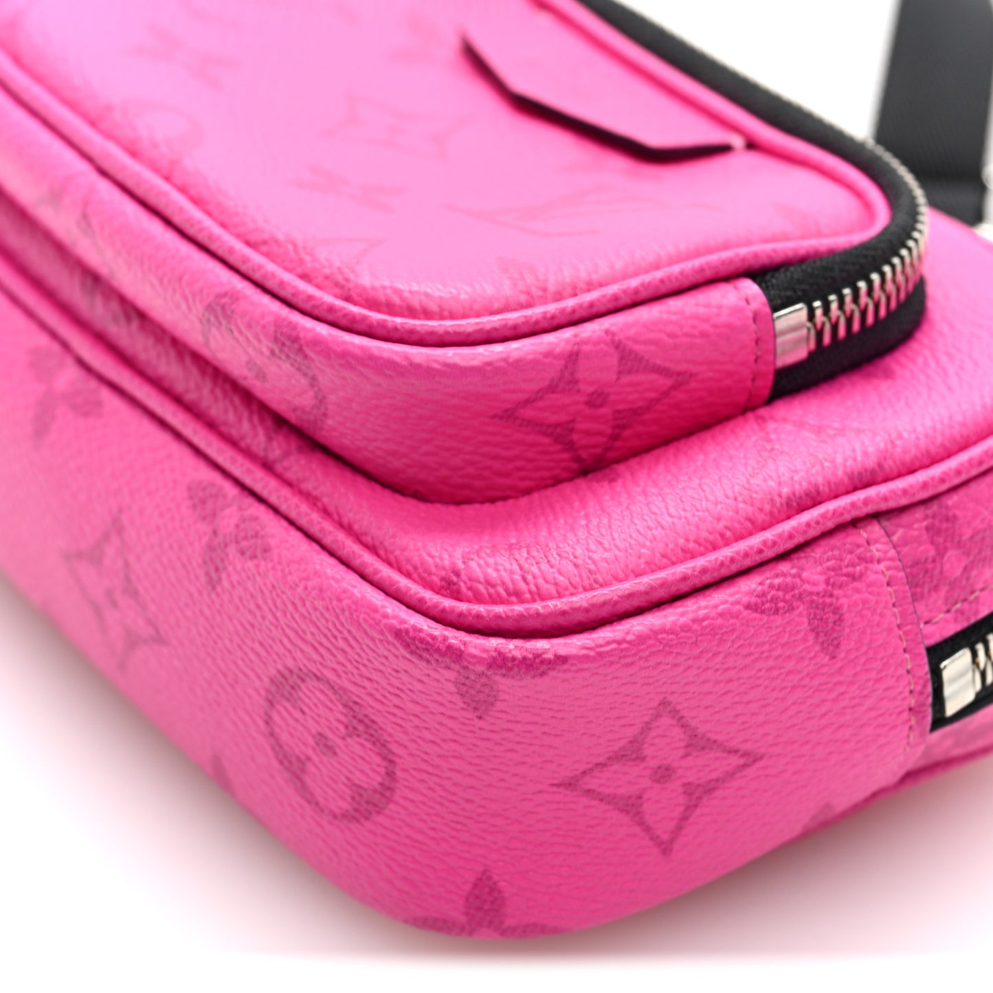 Taigarama Outdoor Pouch Fuchsia