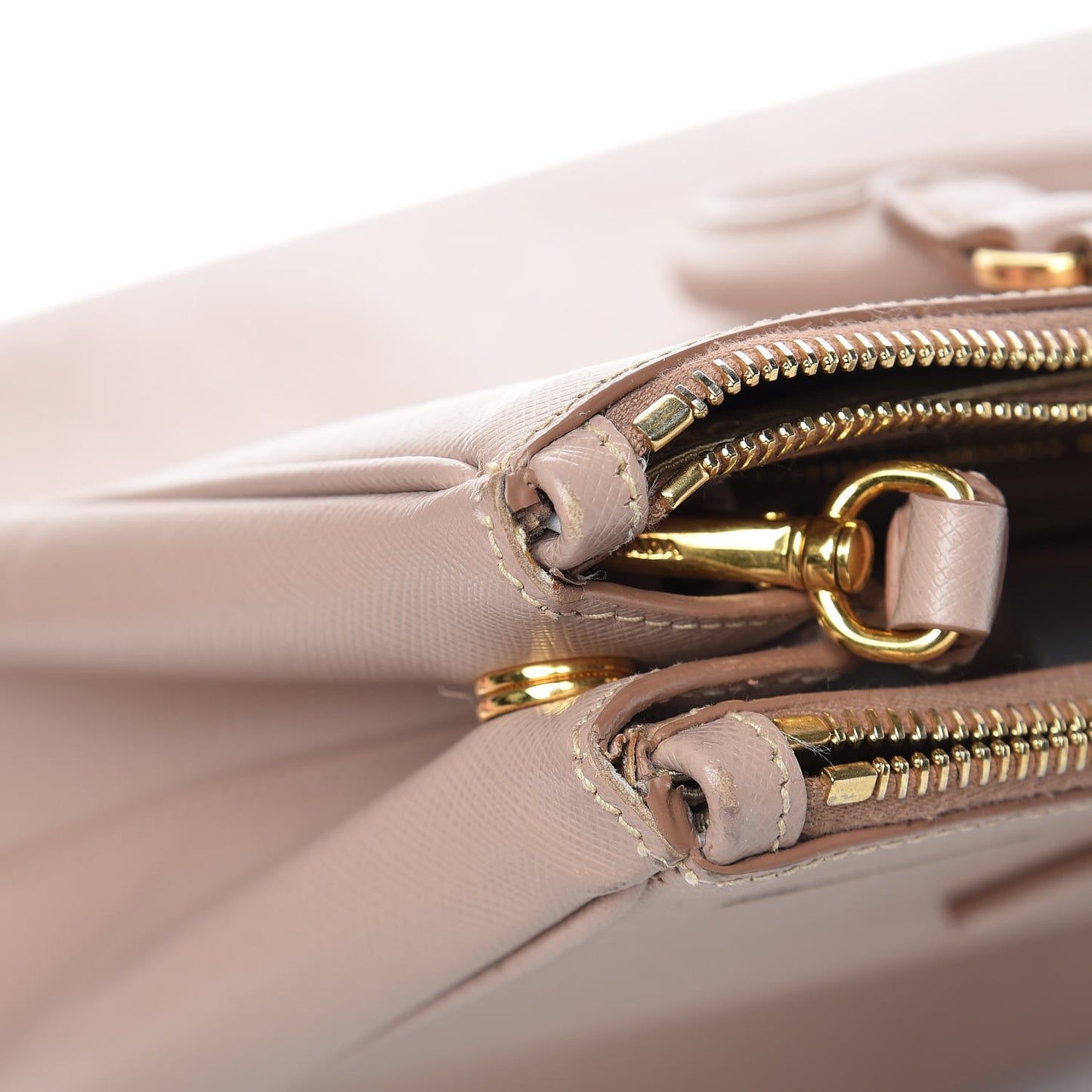 Saffiano Medium Galleria Double Zip Tote Cammeo