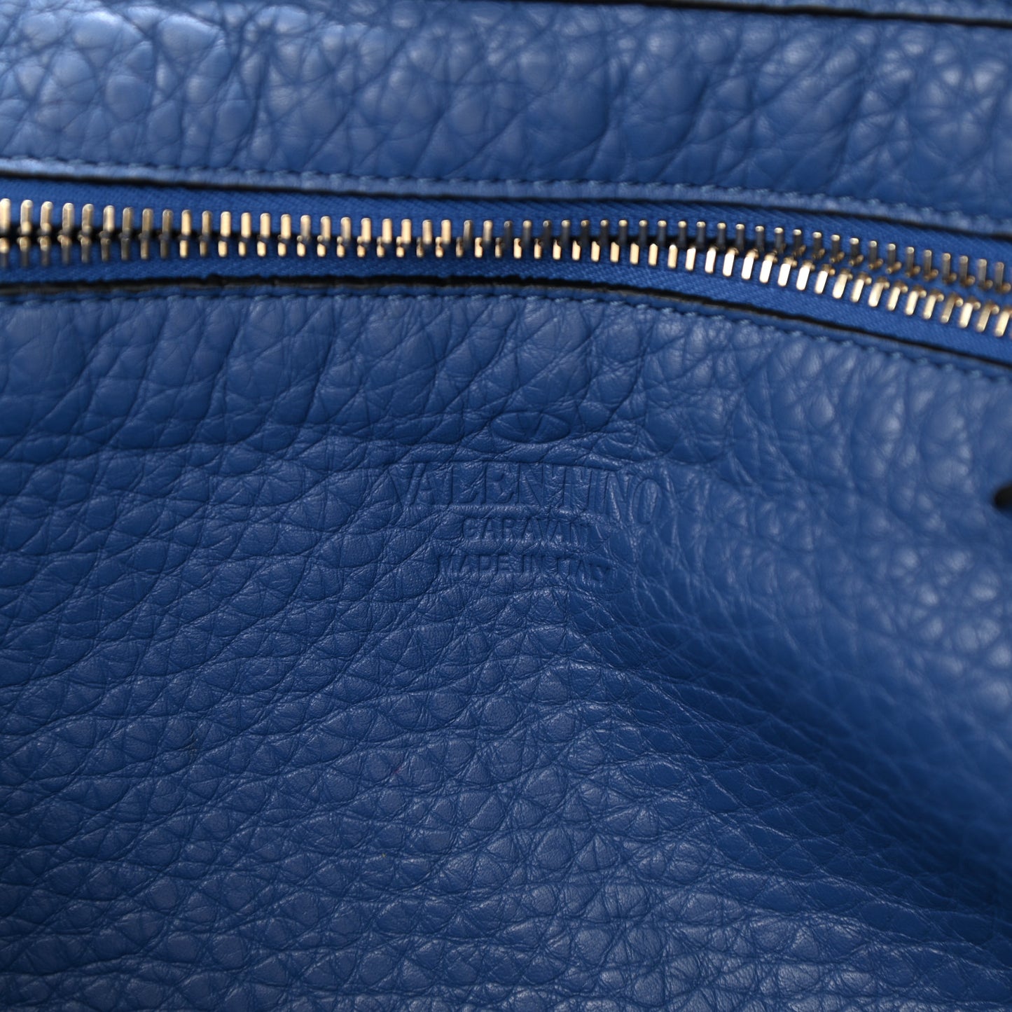 Pebbled Calfskin Medium Rockstud Tote Indaco