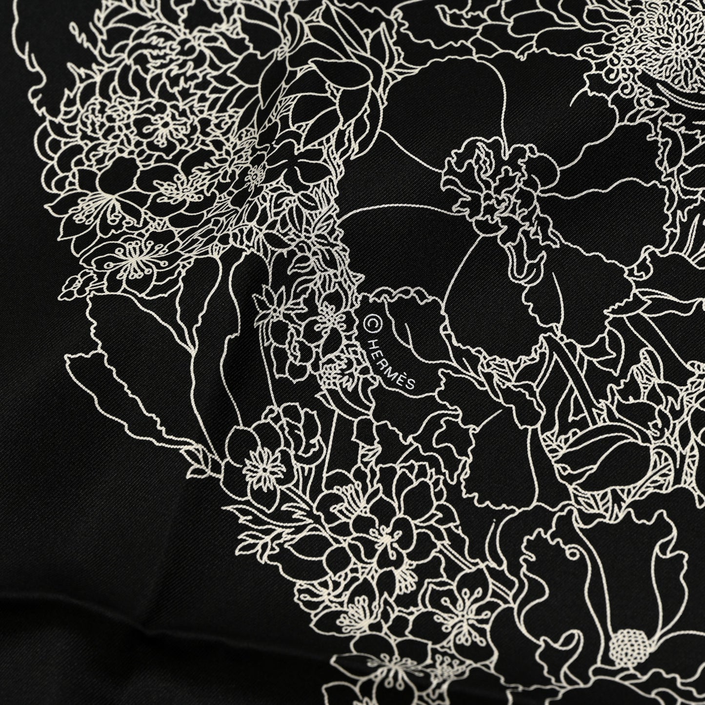 Silk Robe Legere Scarf 90 Black White