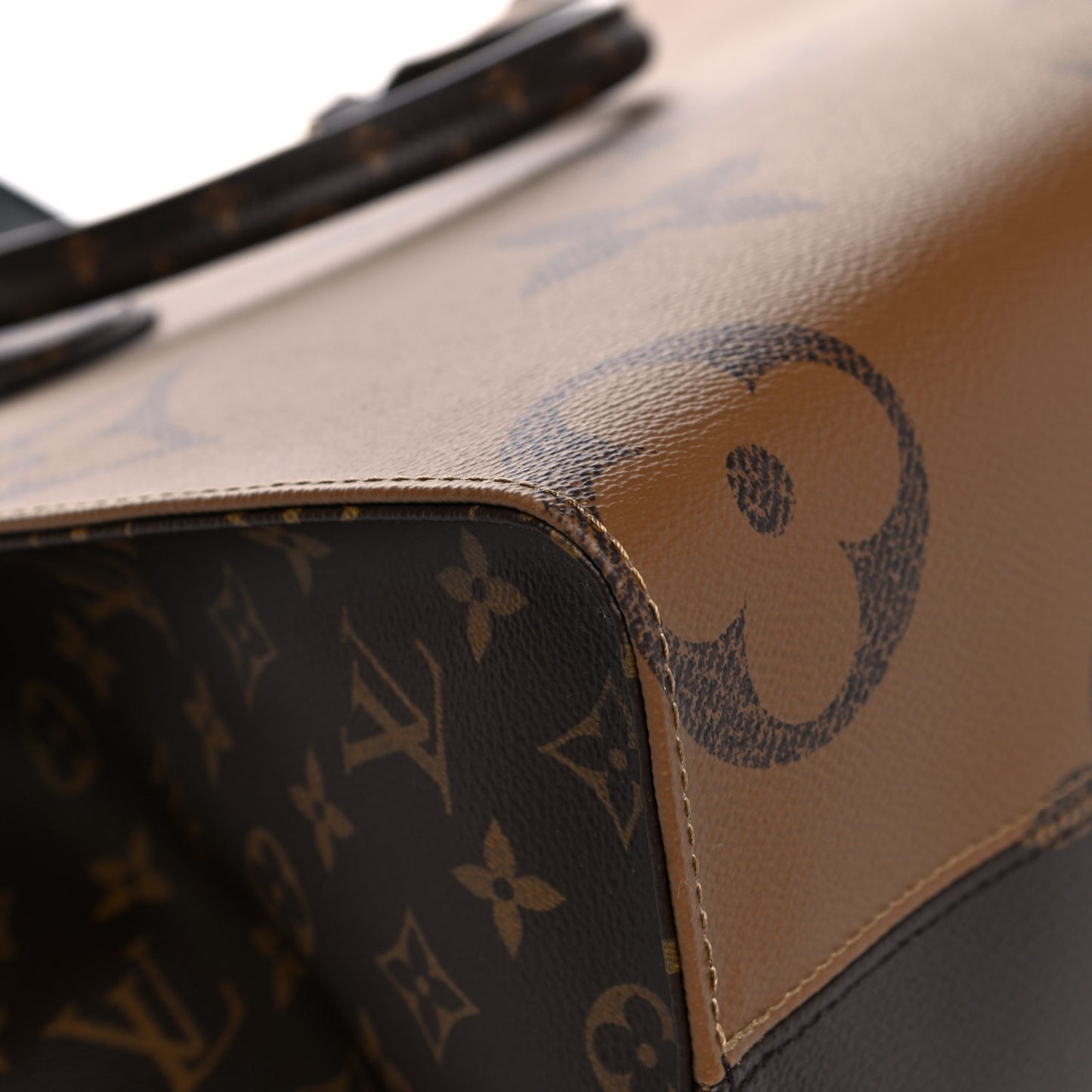 Reverse Monogram Giant Onthego MM