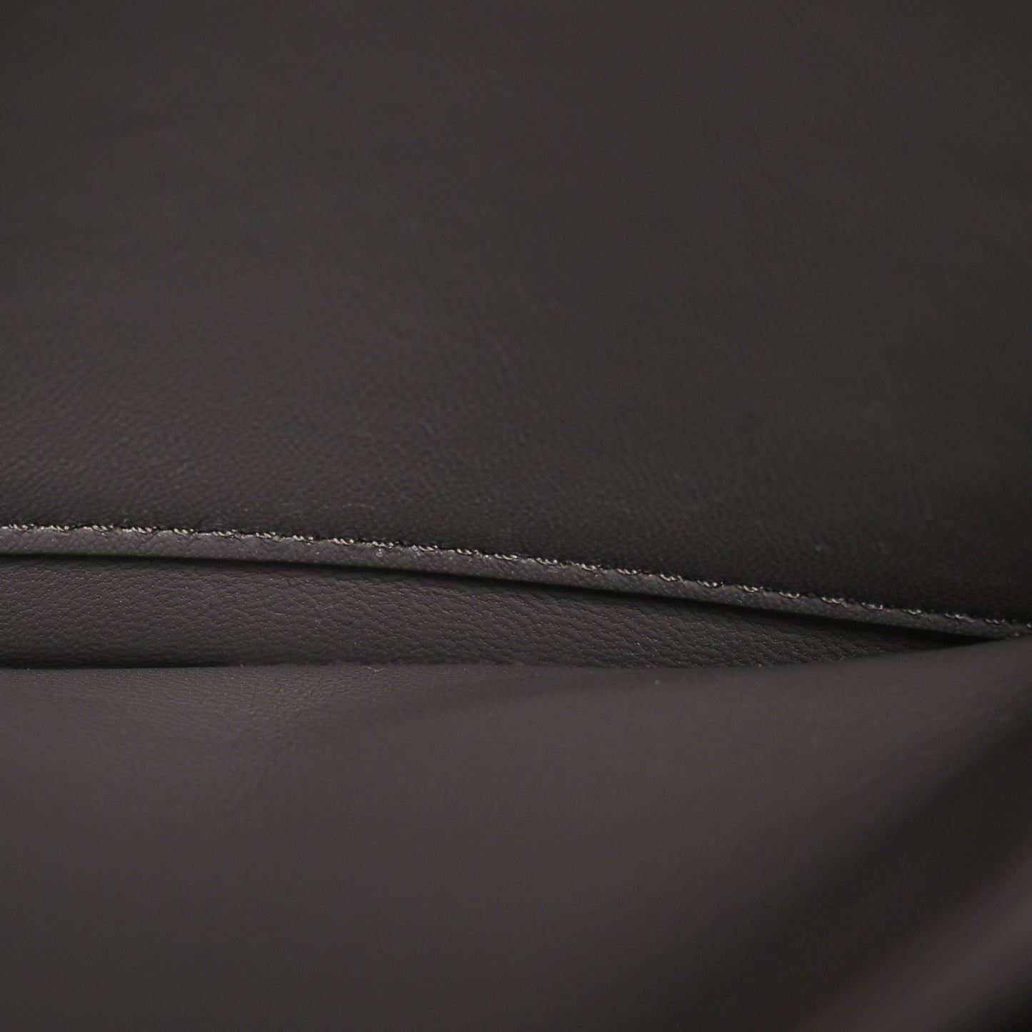 Shiny Calfskin Medium Triomphe Pebble