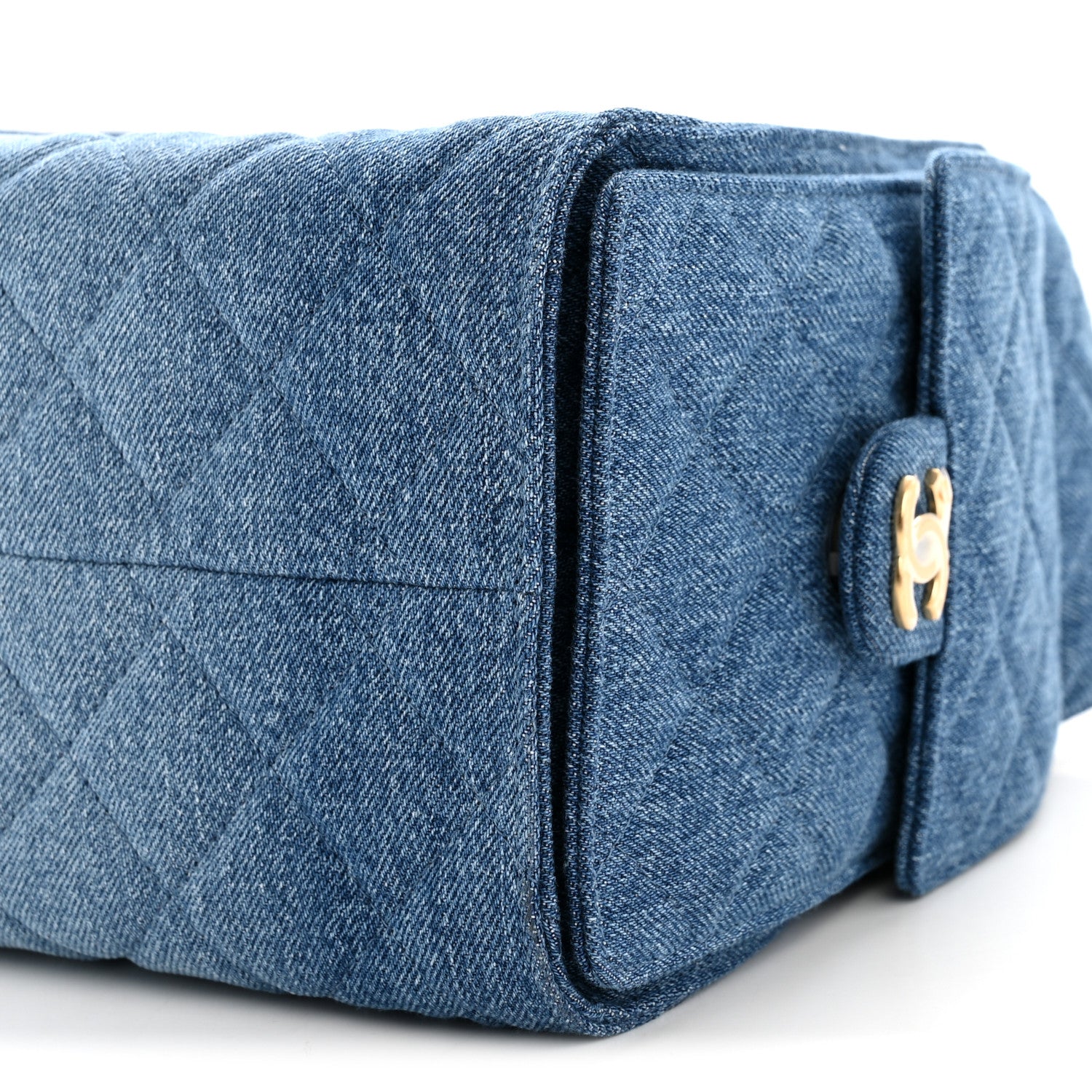 CHANEL ブルーキルティングバッグ Chanel Washed Denim Quilted Small Chanel 25 Handbag Blue 1843049