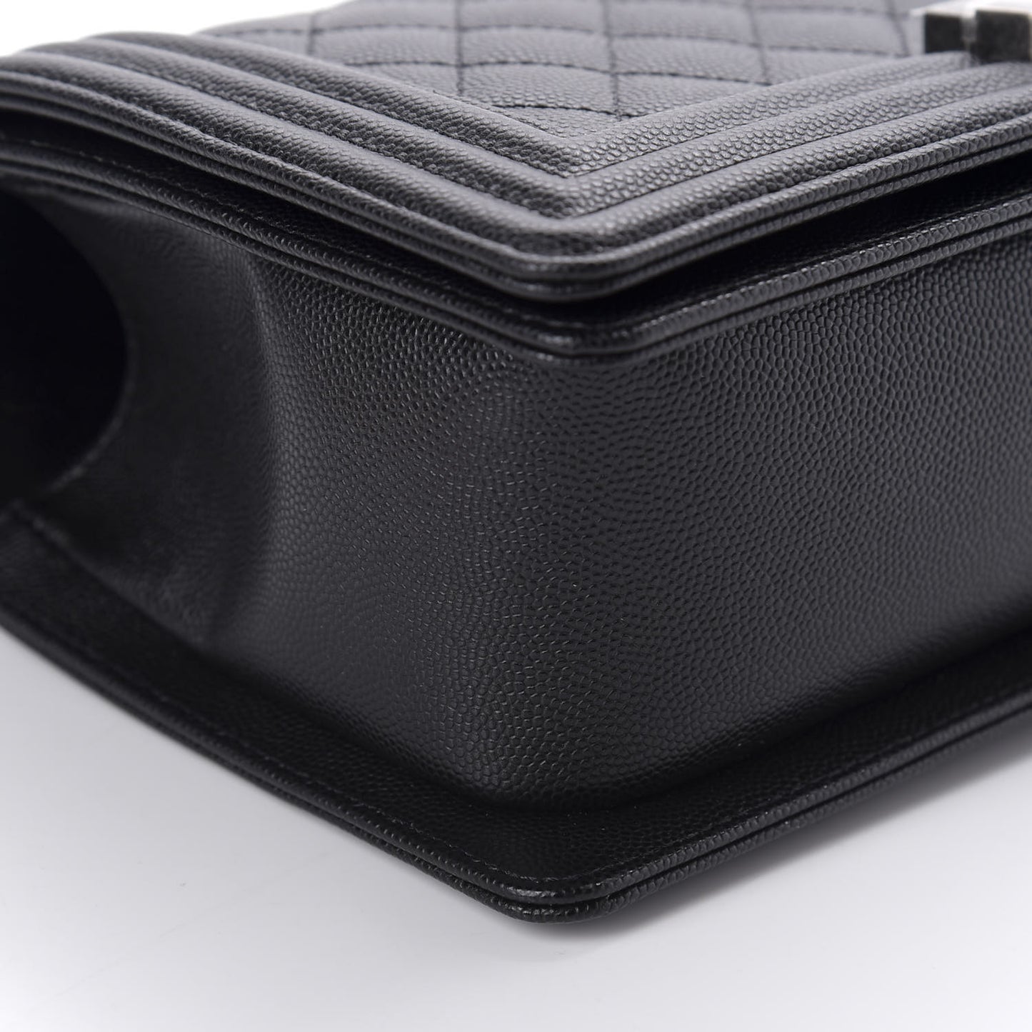 Caviar Quilted Medium Boy Flap Black