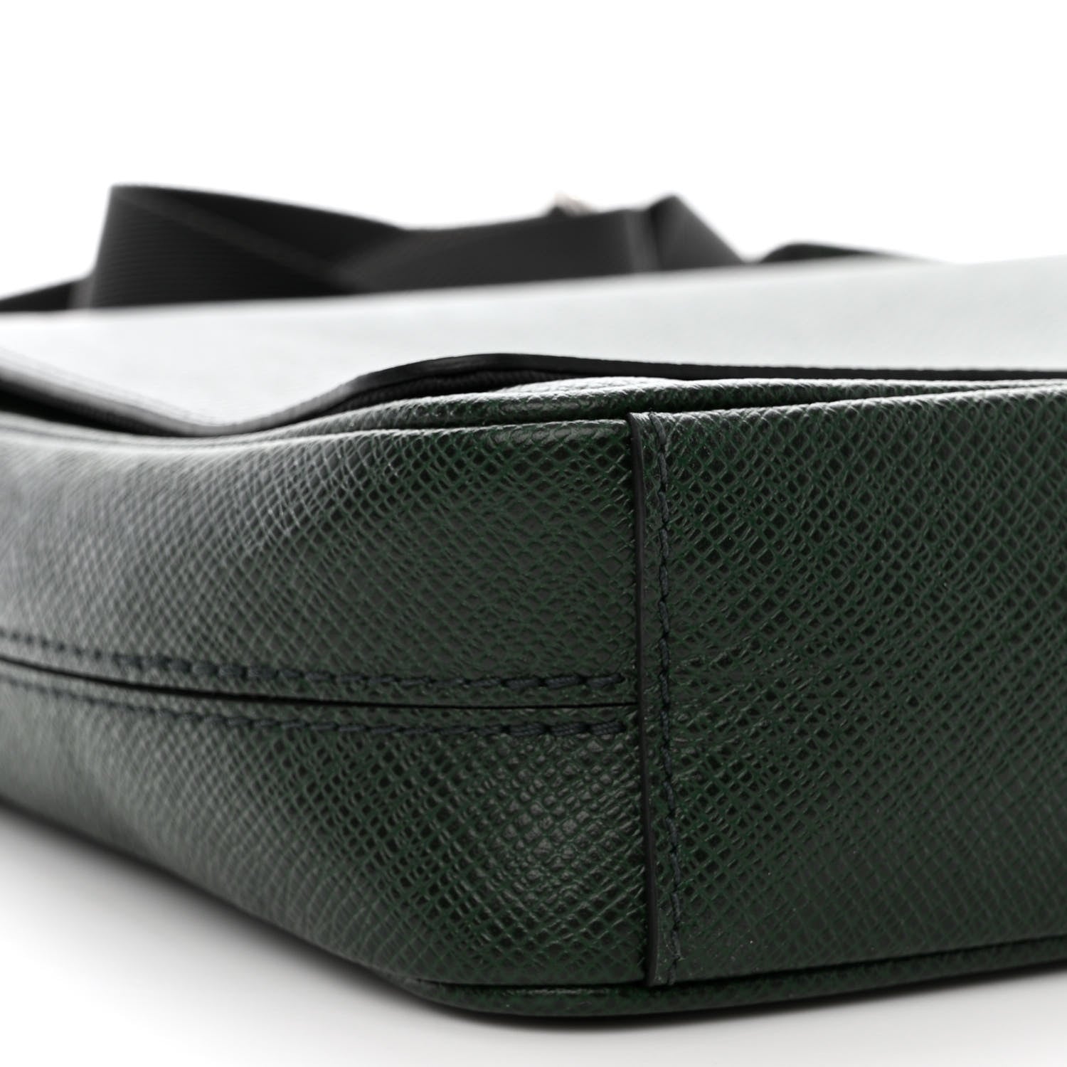 Louis Vuitton Taiga District PM Epicea 8 of 10