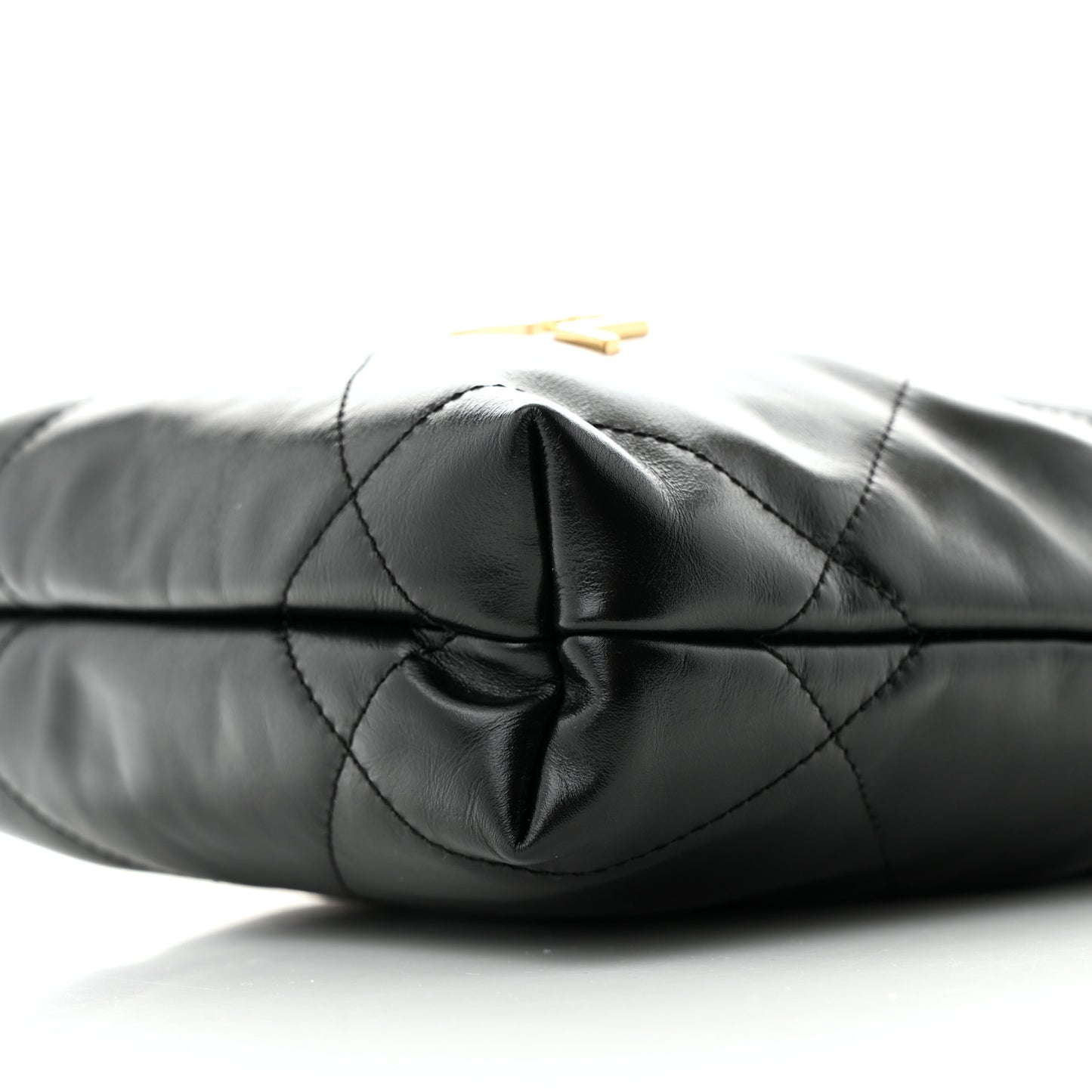 Shiny Calfskin Quilted Pearl CC Chain Mini Chanel 22 Black