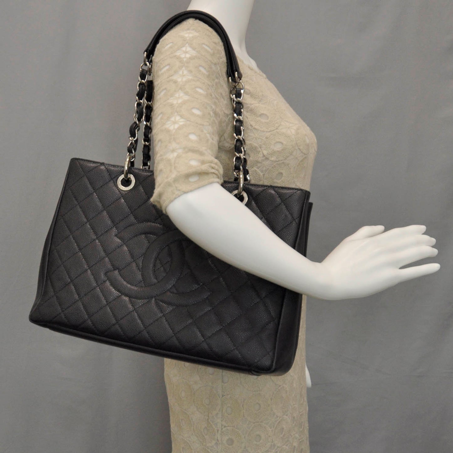 Caviar Grand Shopping Tote GST Black