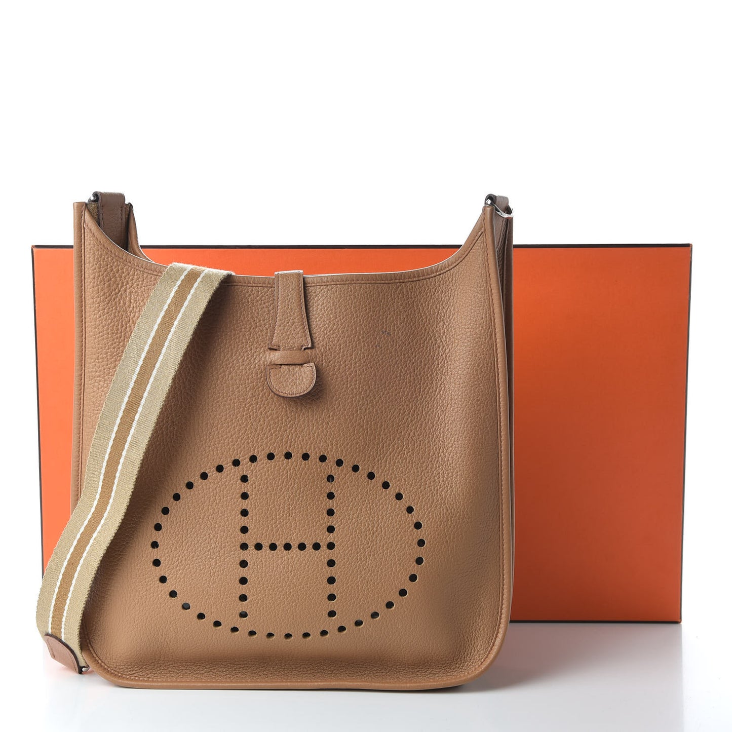 Togo Evelyne GM Tabac Camel