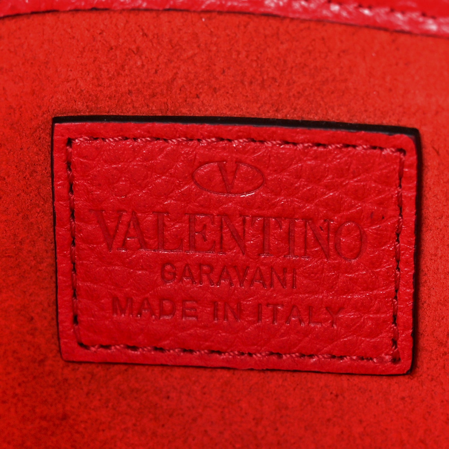 Pebbled Calfskin Rockstud Wallet on Chain Rouge Pur