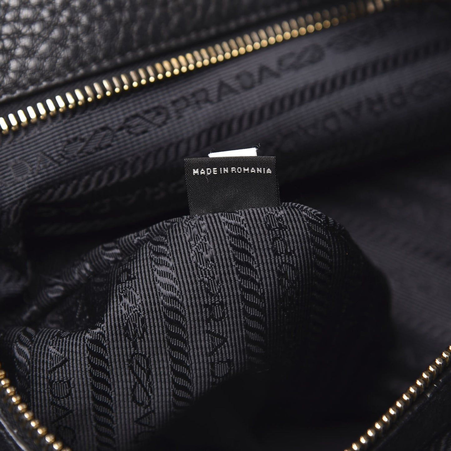 Vitello Daino Side Zip Tote Black