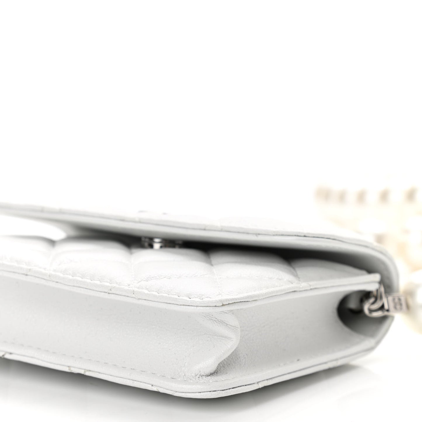 Calfskin Quilted Maxi Pearls Card Holder Flap With Chain White