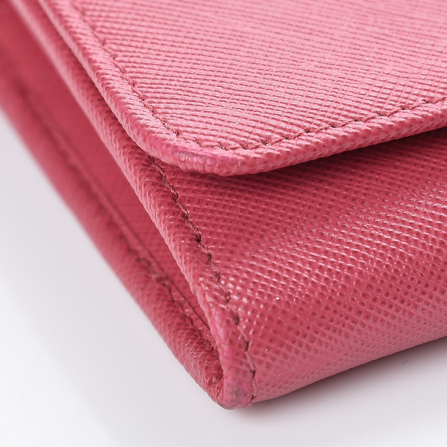Saffiano Metal Oro Chain Wallet Peonia
