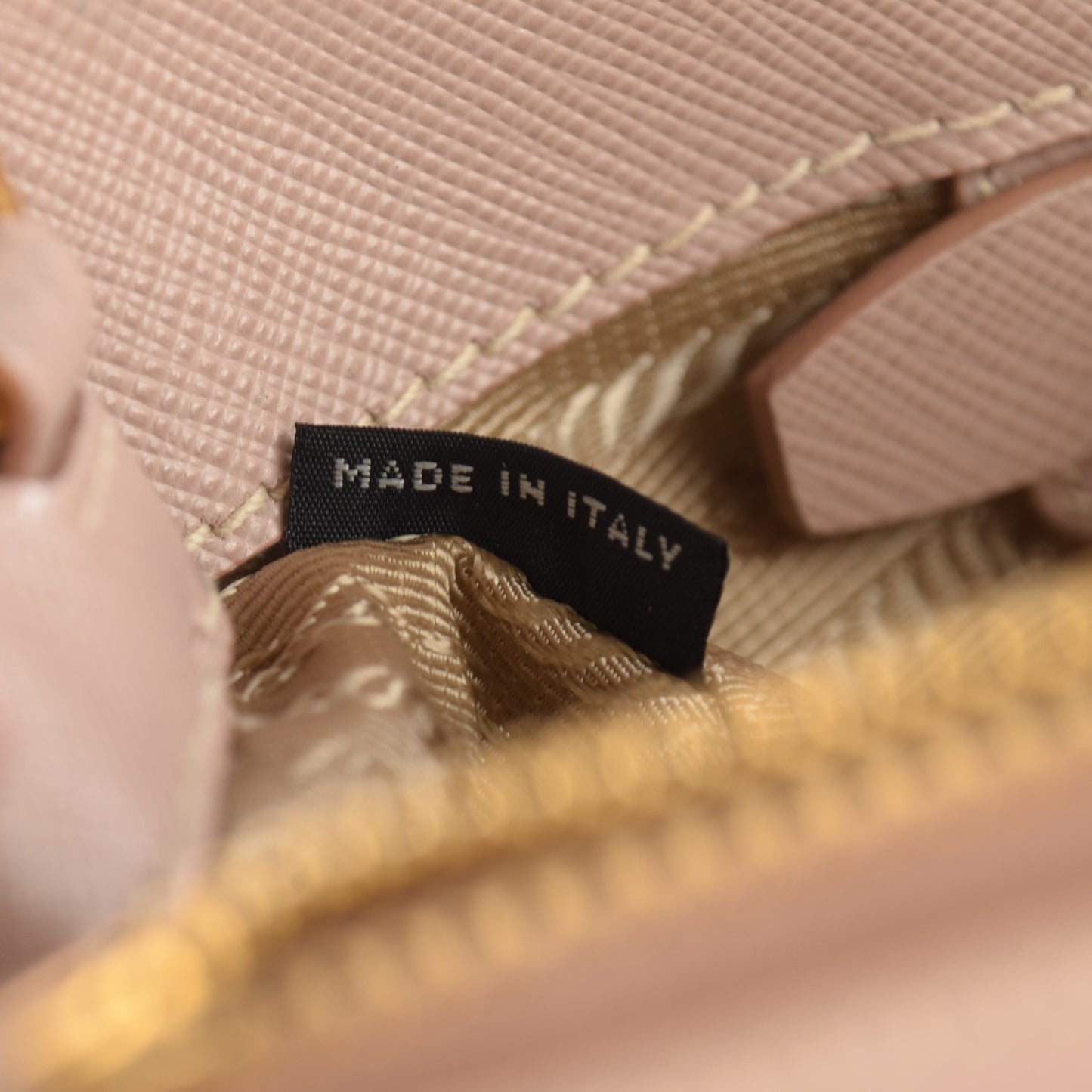 Saffiano Medium Galleria Double Zip Tote Cammeo