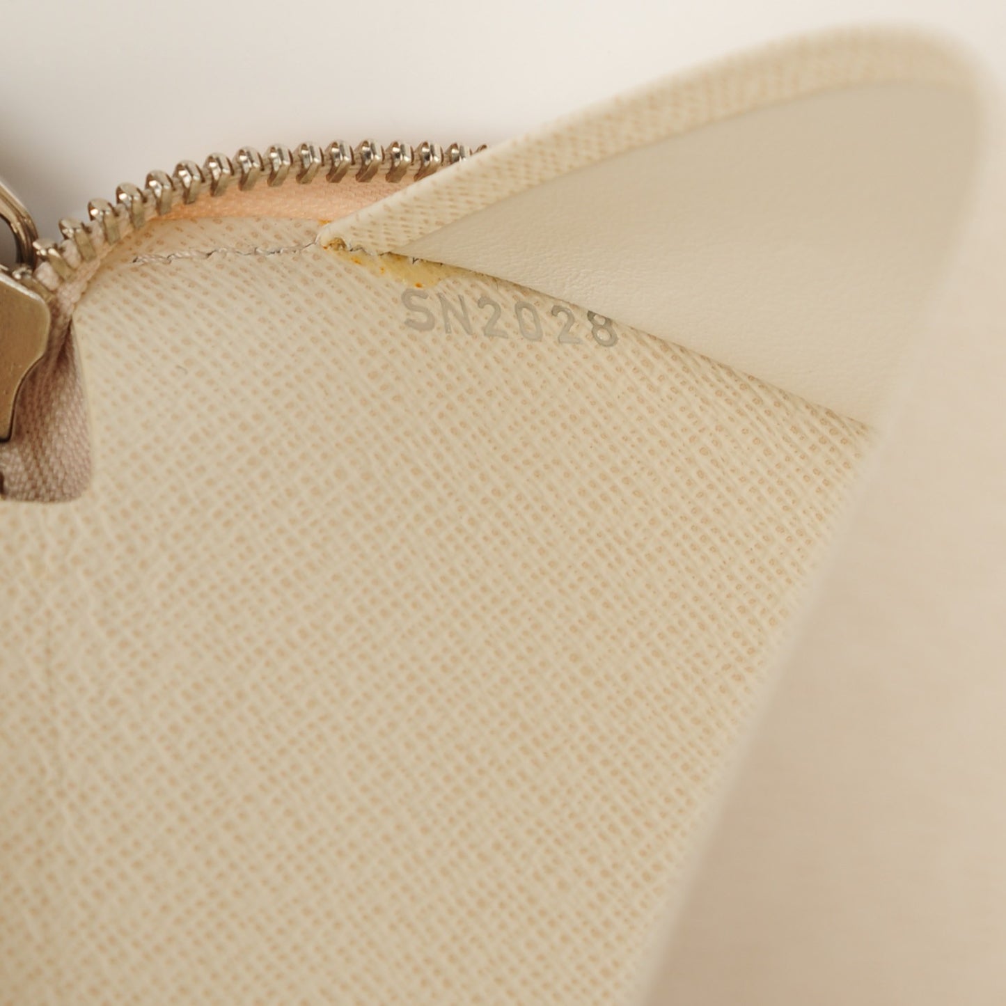 Epi Zippy Organizer Wallet Ivory