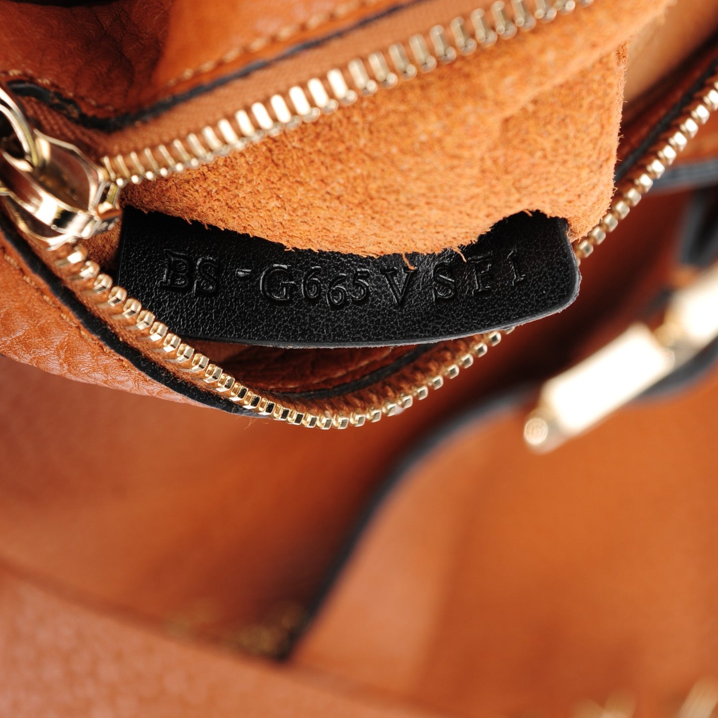 Pebbled Calfskin Large Rockstud Flip-Lock Messenger Bag Light Cuir