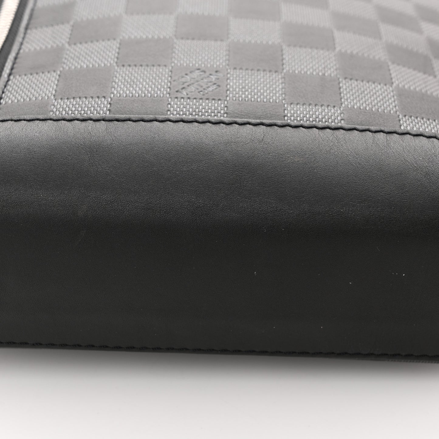 Damier Infini Discovery Messenger BB Onyx