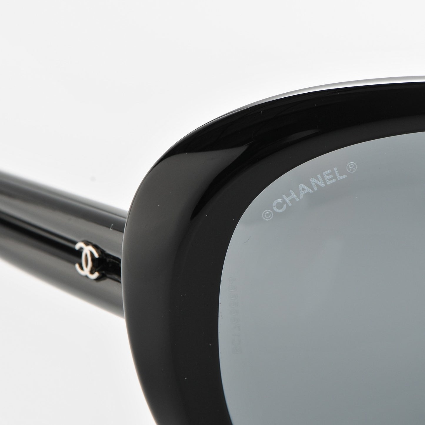 Signature Oval Sunglasses 5312 Black