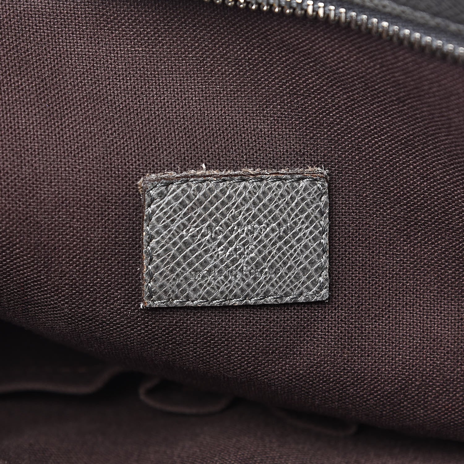 Louis Vuitton Taiga Sasha Messenger Glacier 6 of 14