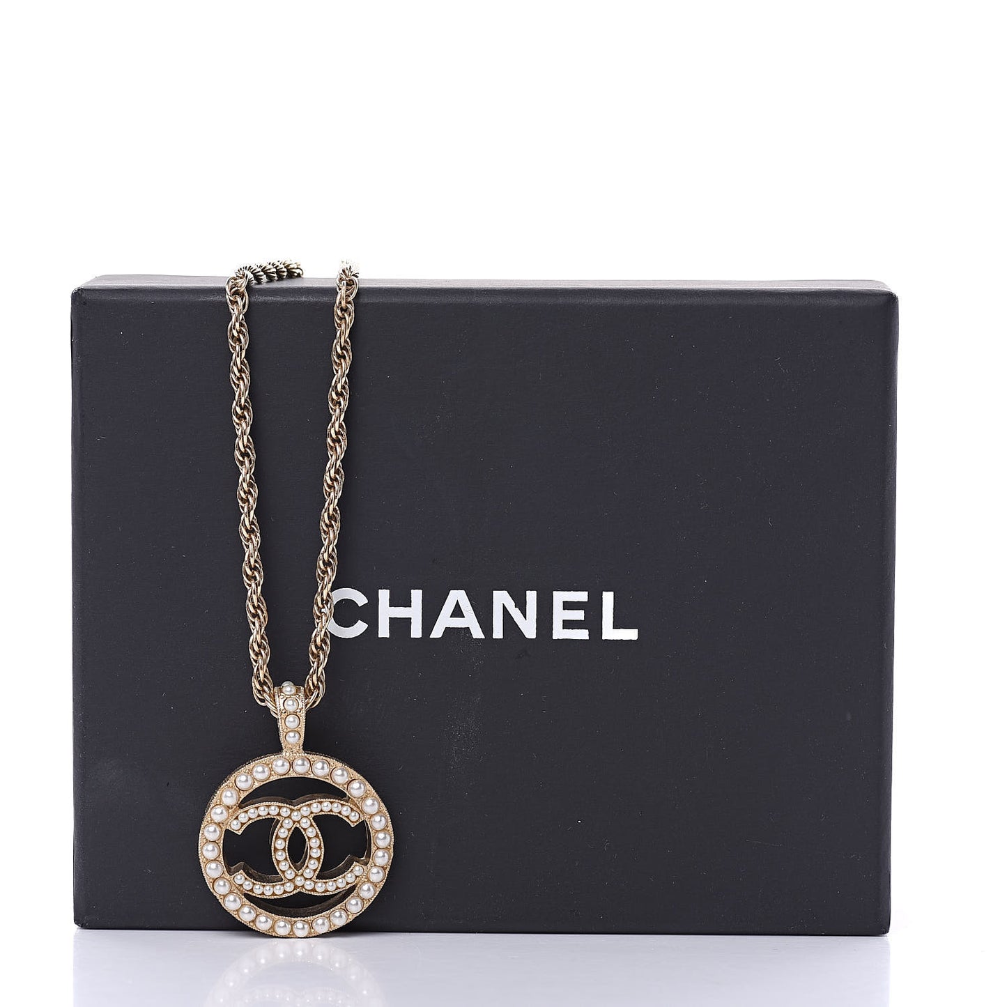 Pearl CC Round Pendant Necklace Gold