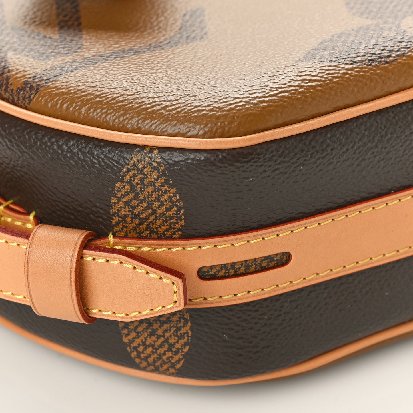 Reverse Monogram Giant Boite Chapeau Souple