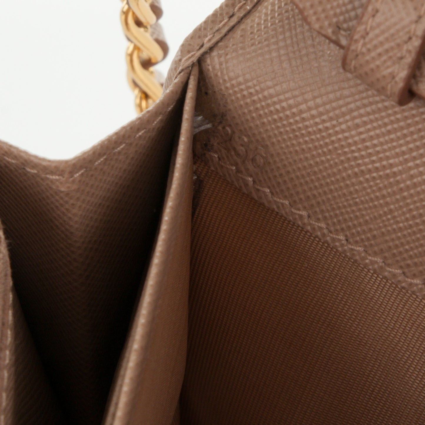 Saffiano Metal Oro Chain Wallet Cammeo