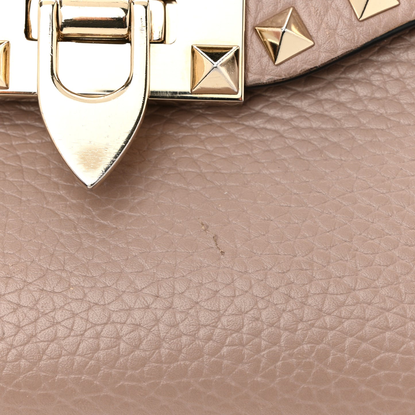 Pebbled Calfskin Medium Rockstud Flip Lock Crossbody Bag Poudre