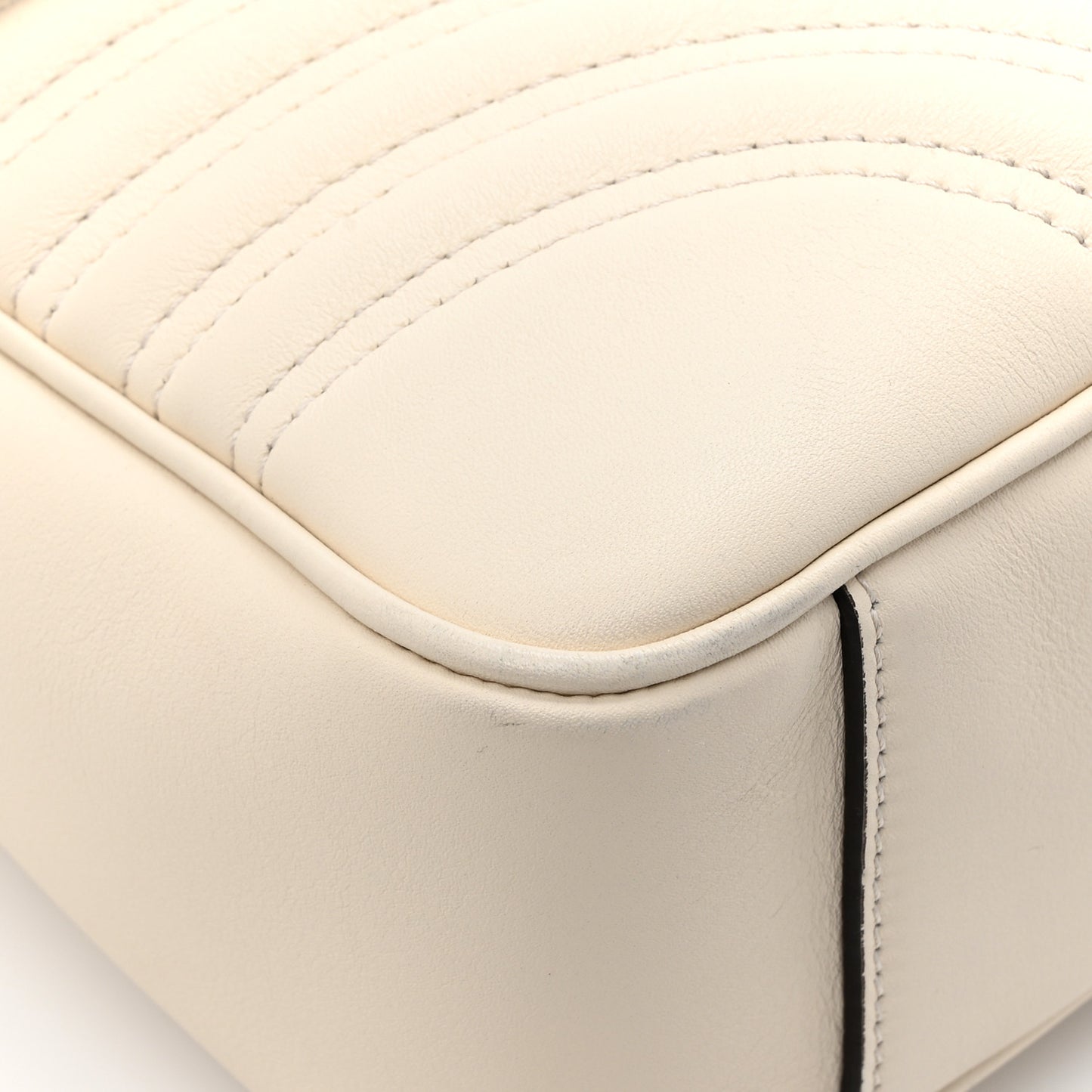 Calfskin Matelasse Medium GG Marmont Shoulder Bag White
