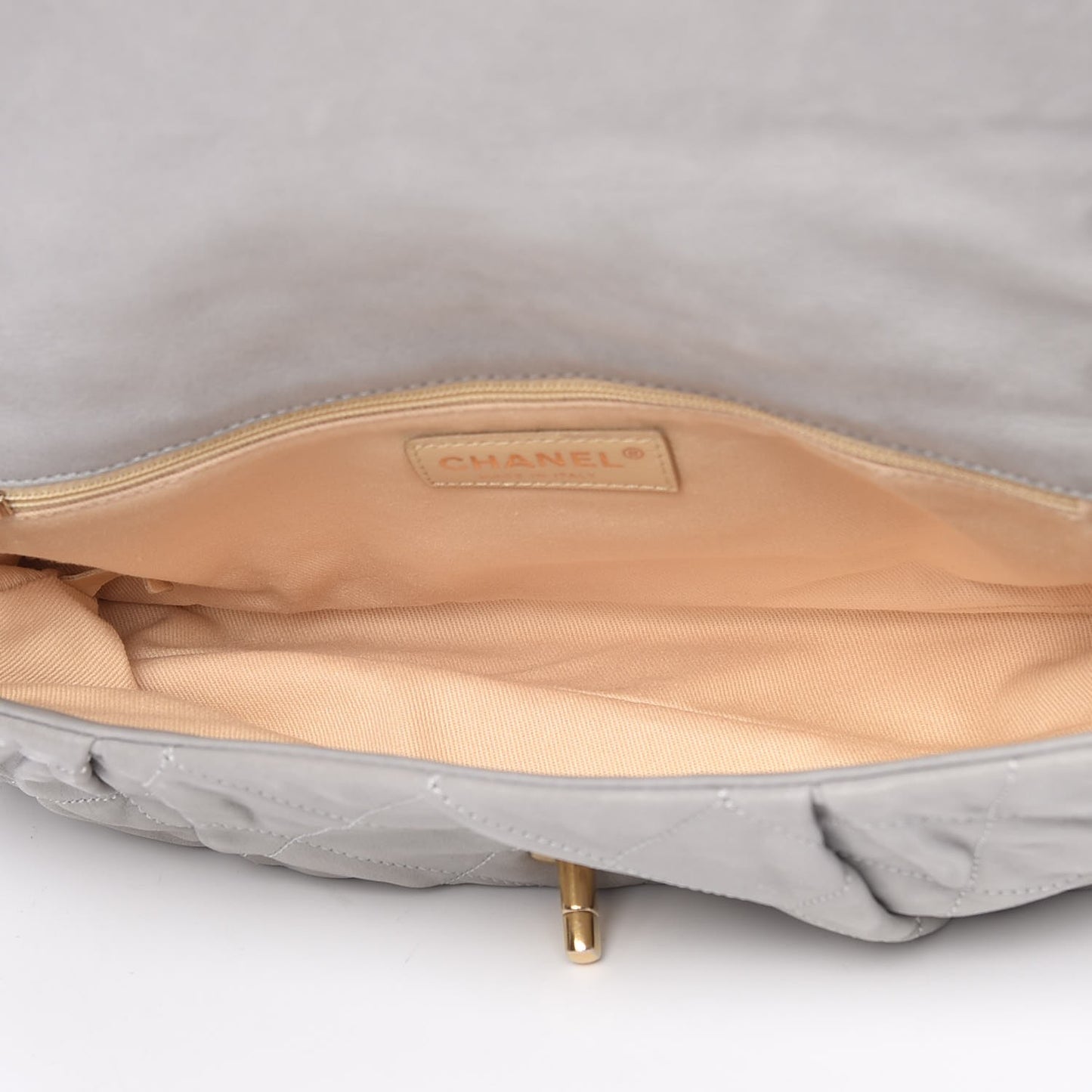 Iridescent Calfskin Large Chic Quilt Flap Grey