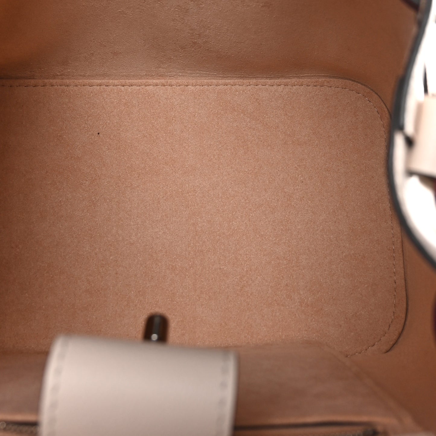 Calfskin Lockme Bucket Soie Quartz Calla