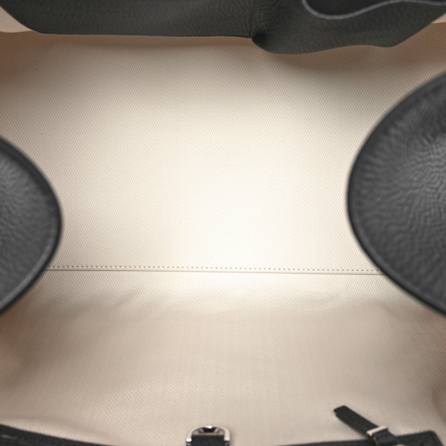 Grained Calfskin Soft Margaux 17 Black