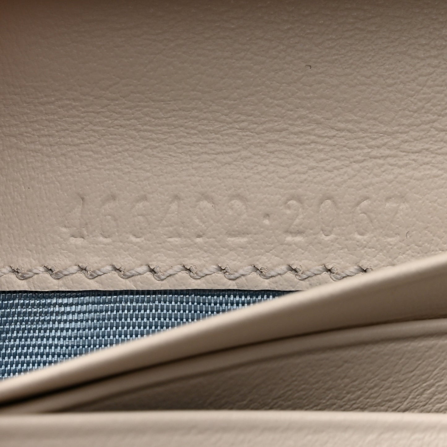 Calfskin Matelasse Diagonal GG Apple GG Marmont Card Case Wallet Ivory