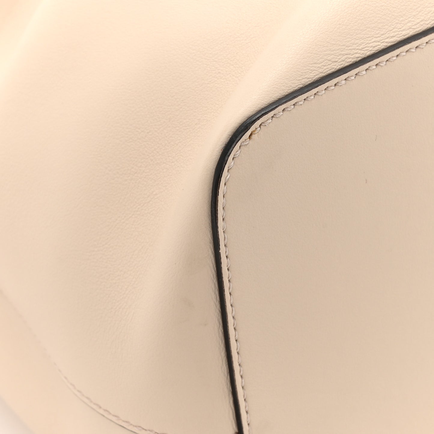 Vitello Grace Matte F is Fendi Grande Mon Tresor Bucket Bag Camelia
