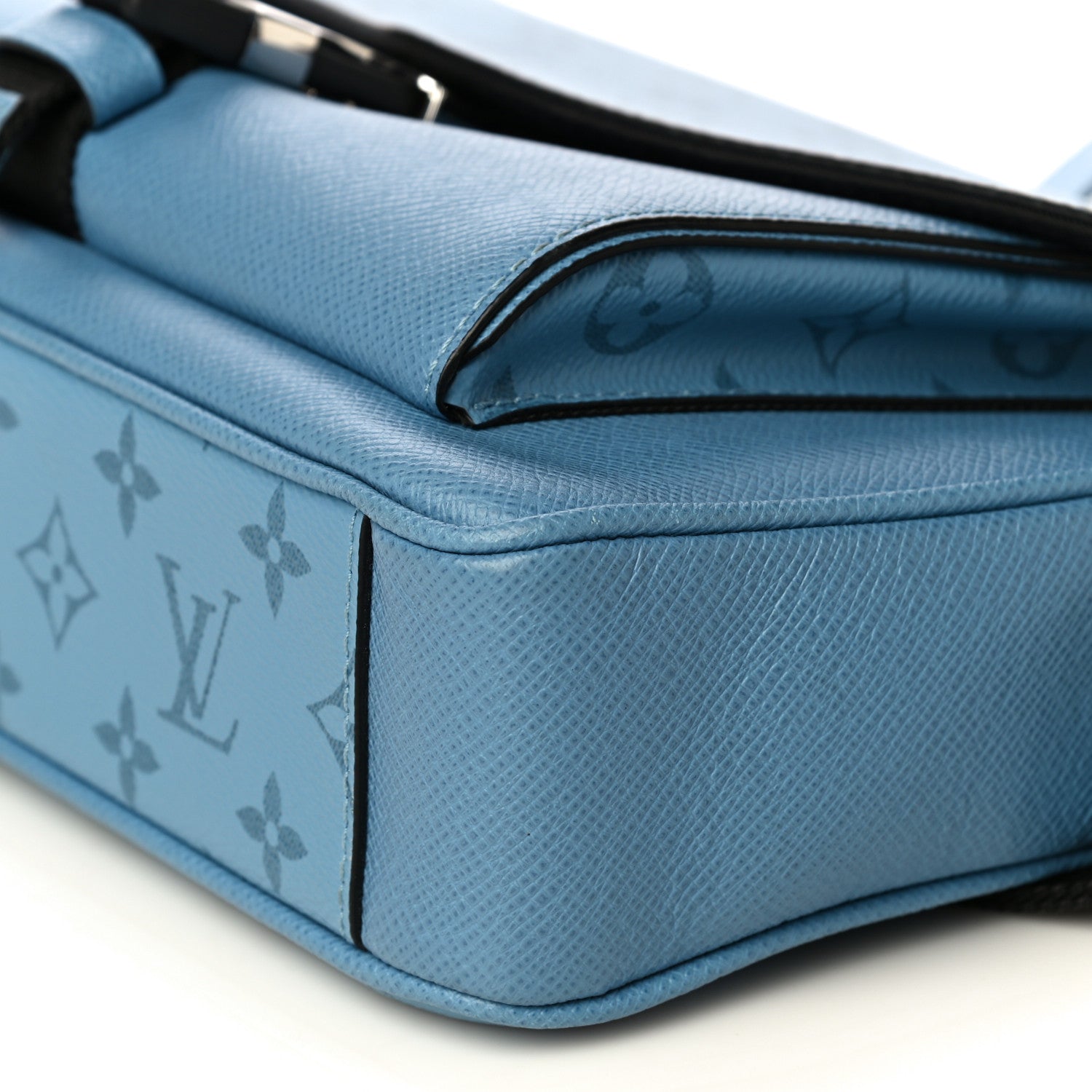 Louis Vuitton Taigarama Messengerama Denim 9 of 9