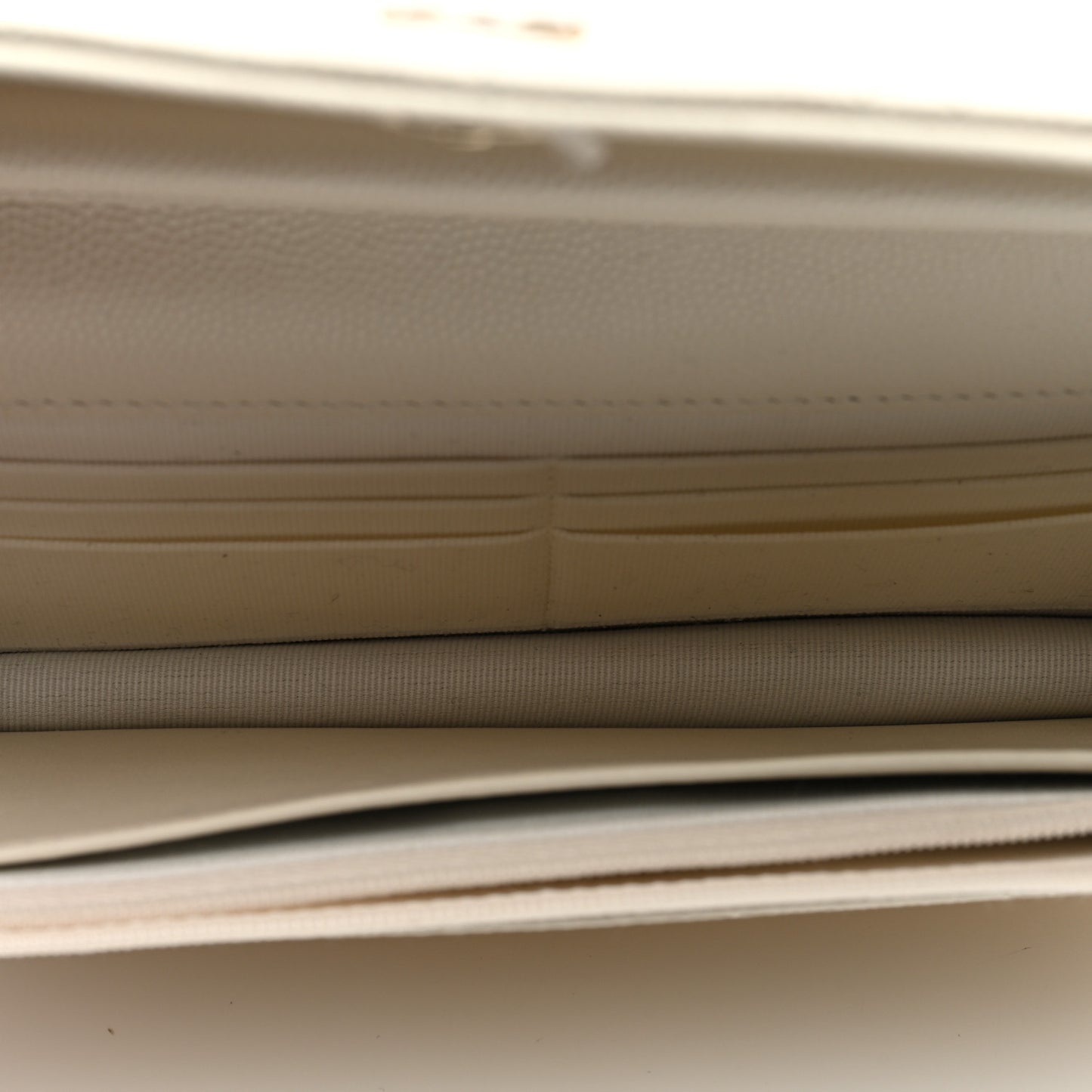 Caviar Quilted Wallet on Chain WOC White