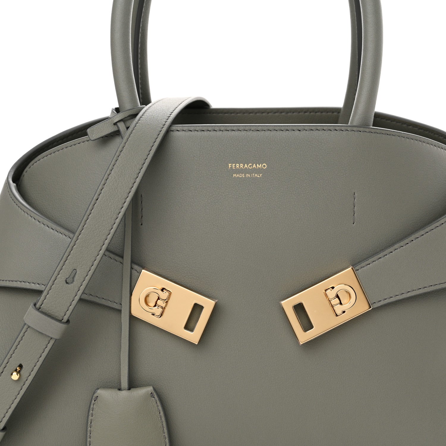 Salvatore Ferragamoグレー ショルダーバッグ Salvatore Ferragamo Calfskin Small Hug Bag Ash Grey 1547953