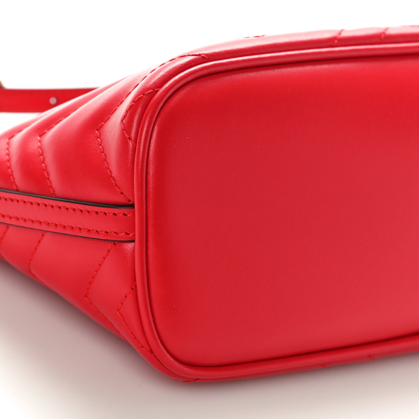Calfskin Matelasse Chevron GG Marmont Sling Shoulder Bag Rosso
